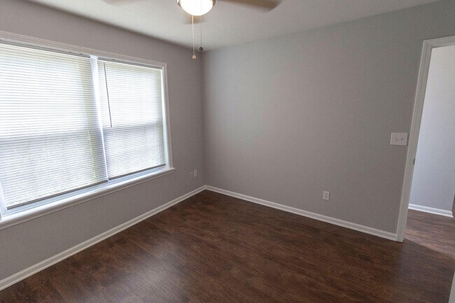 Building Photo - 1945 Center St