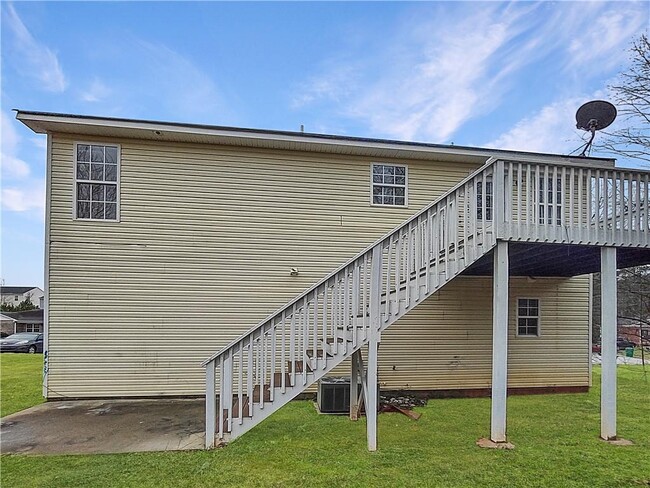 Building Photo - 533 Dove Way