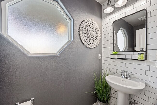 Building Photo - 580 Boxwood Dr