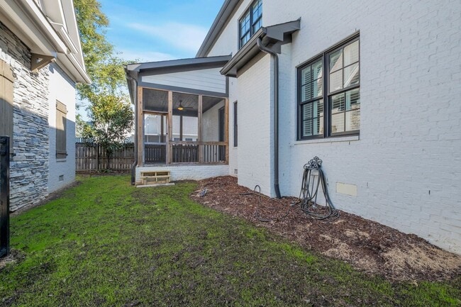 Building Photo - Stunning 5BE/4.5BA in the heart of Green H...