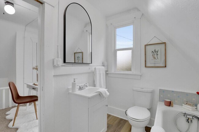 Building Photo - Lovely 1-Bedroom Unit in the heart of Spokane