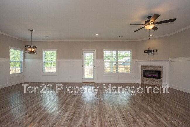 Building Photo - 9827 Yellow Pine Rd