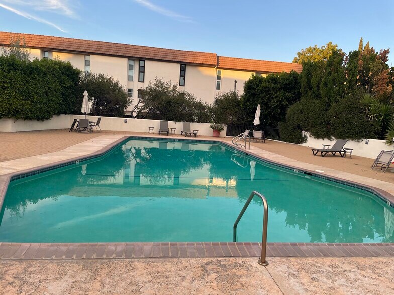 Pool - 5271 Newcastle Ave