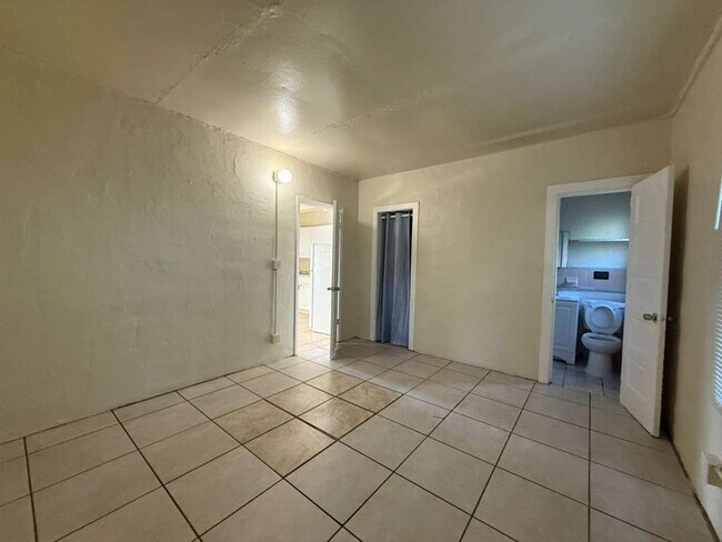 Building Photo - Nice 1-1 duplex