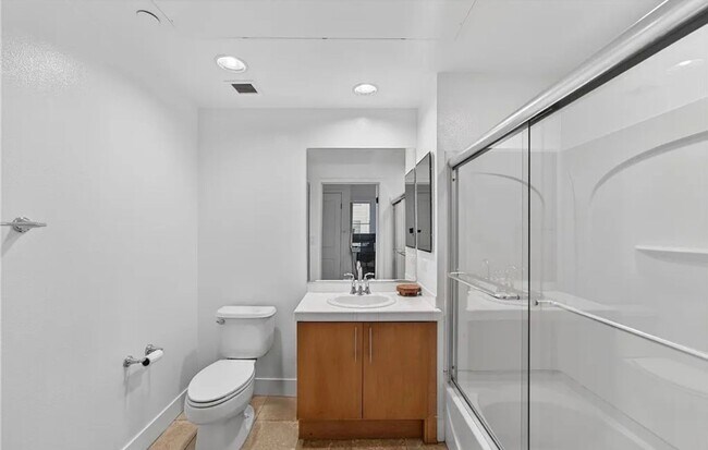 Building Photo - **150 The Promenade N #415 Long Beach** Upstairs Spacious 2 bedroom 2 bath !!2 weeks free OAC!!