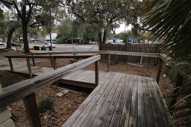 Building Photo - 834 E University Ave