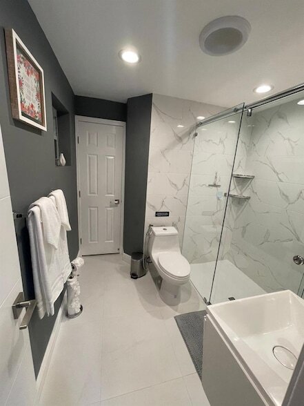 Building Photo - 584 Vossler Ave