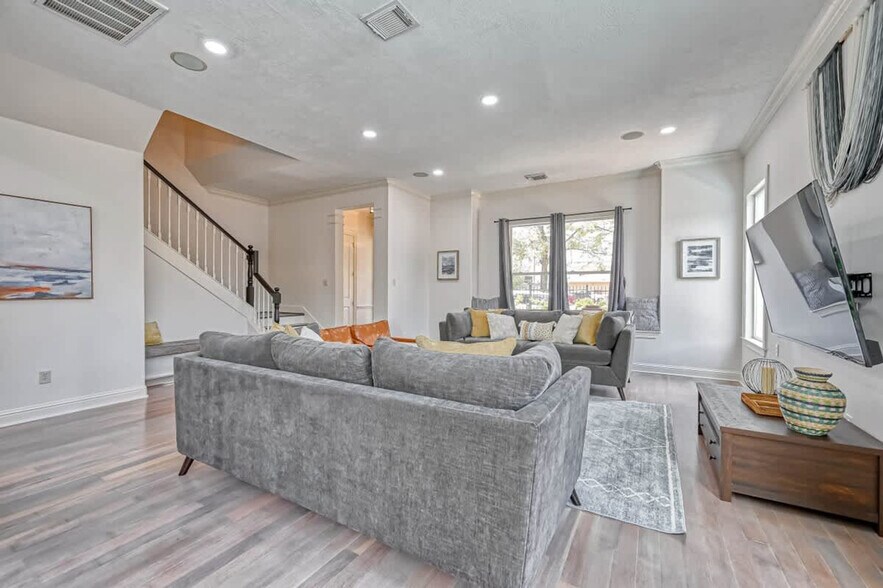 Building Photo - 1352 Dorothy St