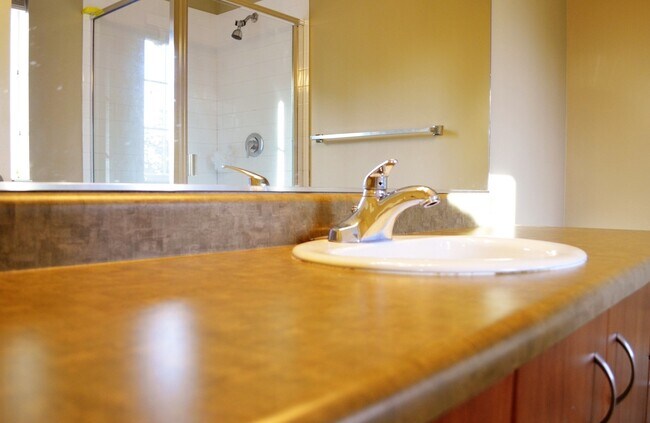 Building Photo - Desirable location/Redmond Ridge! Modern but functional. Great layout for entertaining guest or c...