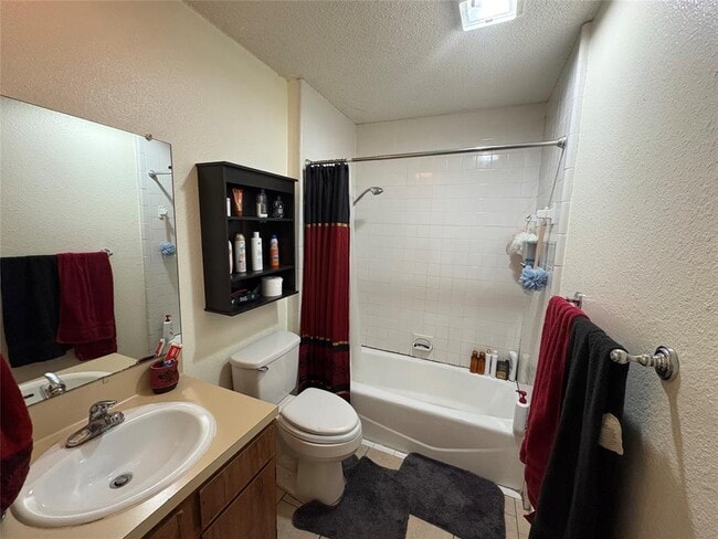 Building Photo - 8811 Pineridge Dr