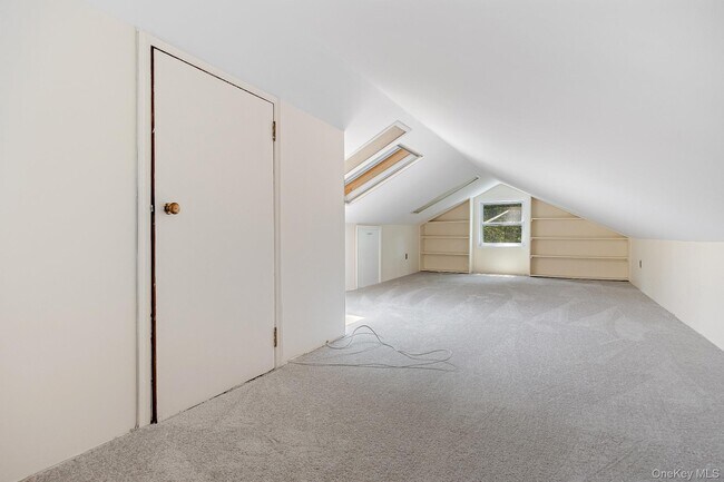 Building Photo - 1 Blackthorn Ln