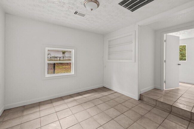Building Photo - Move-in Special: Receive a $300 gas card with approved application and signed lease.-253 John Mor...