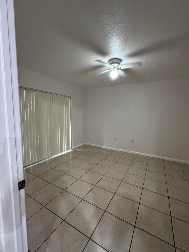 Building Photo - 161 SW Palm Dr