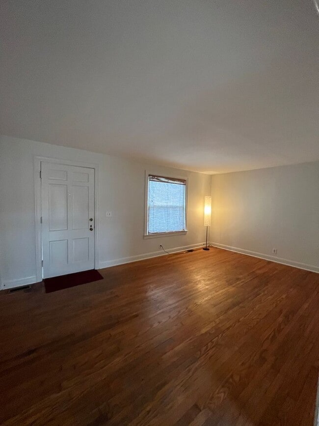 Building Photo - Renovated 2 Bedroom/ 1 Bath Duplex minutes to 12th South, Lipscomb, Belmont and Vandy