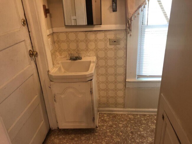 Building Photo - 1109-B Alma St