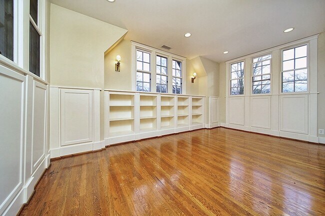 Building Photo - Stunning Tudor-style 4BR/3.5BA home in a prime, unbeatable location!