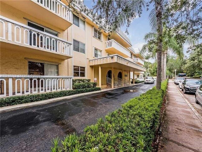 Building Photo - 100 Edgewater Dr