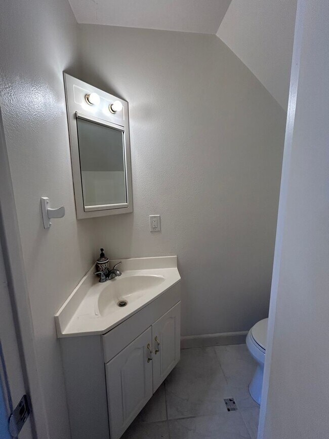 Building Photo - 8915 Salmon Falls Dr