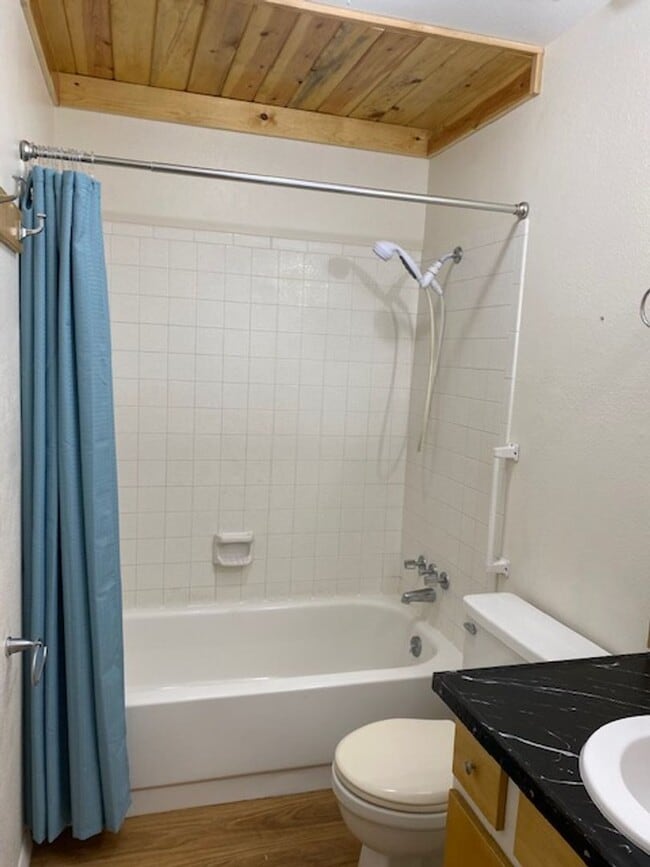 Building Photo - 2 bedroom, 1.5 bath Townhome  $1600/month