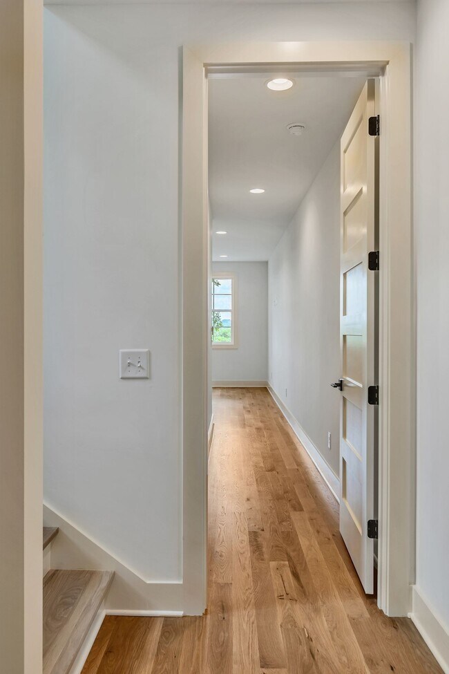 Building Photo - 660 Vernon Ave