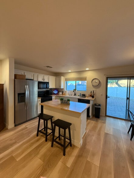 Building Photo - 3328 W Belle Ave