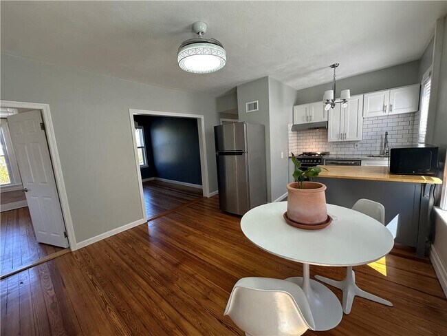 Building Photo - 904 York Ave