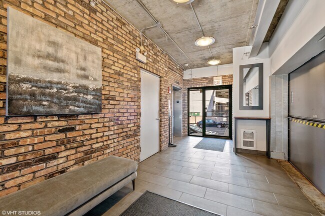 Building Photo - 812 W Van Buren St