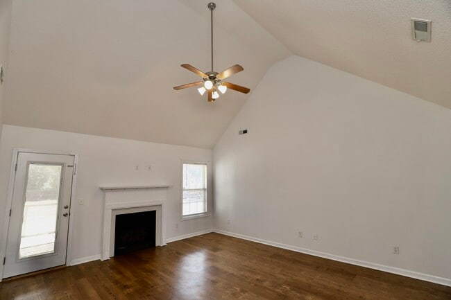 Building Photo - 3065 Temple Rd