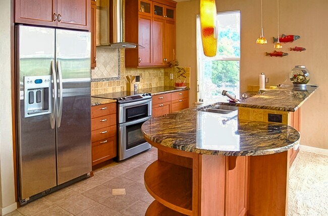 Building Photo - Penthouse condo in the ideal location in t...
