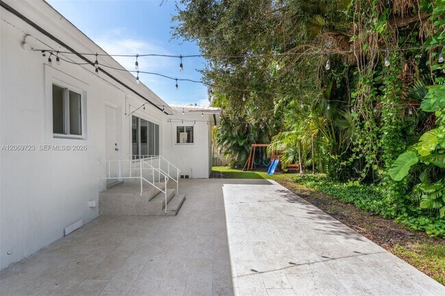Building Photo - 4724 Orduna Dr