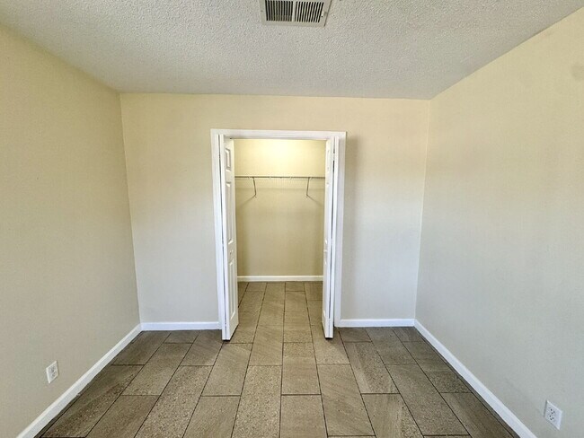 Building Photo - 1 bedroom 1 bathroom triplex unit