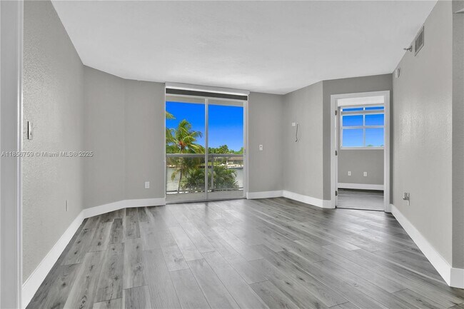 Primary Photo - 5880 Collins Ave