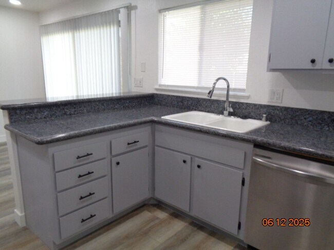 Building Photo - Single Story Condo in Park Somerset complex