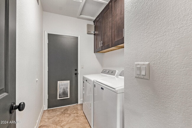 Building Photo - 2555 N Tamarisk St