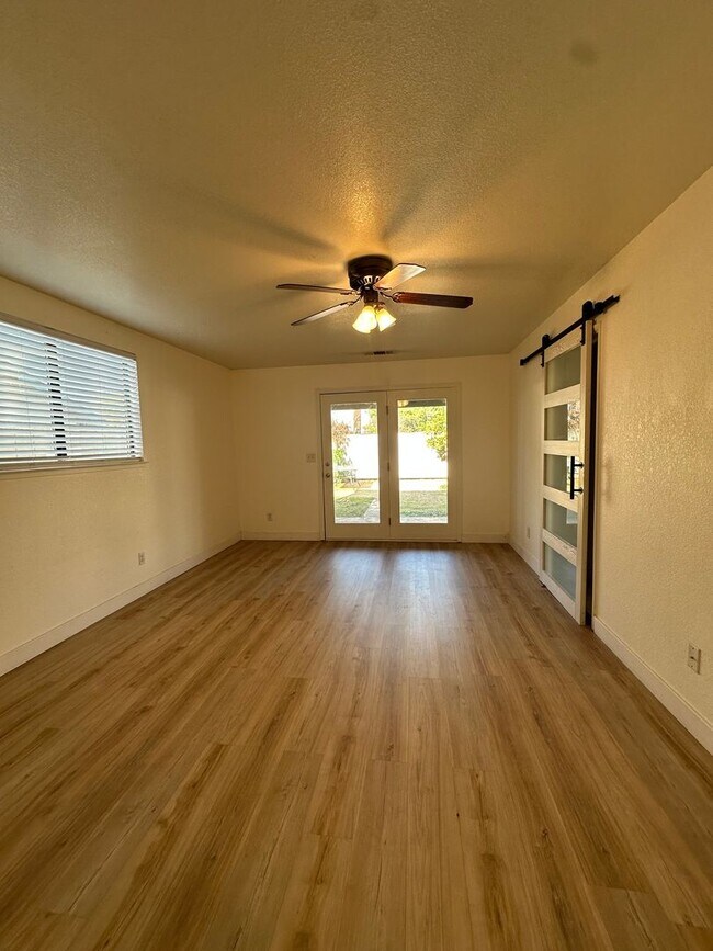 Building Photo - Charming Home Rent Ready !