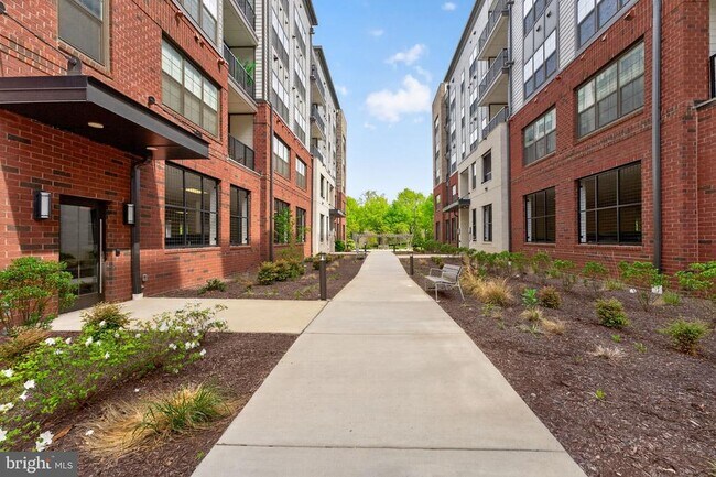 Building Photo - 102 St Ives Pl