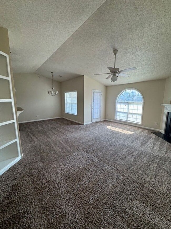 Building Photo - READY TO MOVE IN! 2 Beds 2 Baths!