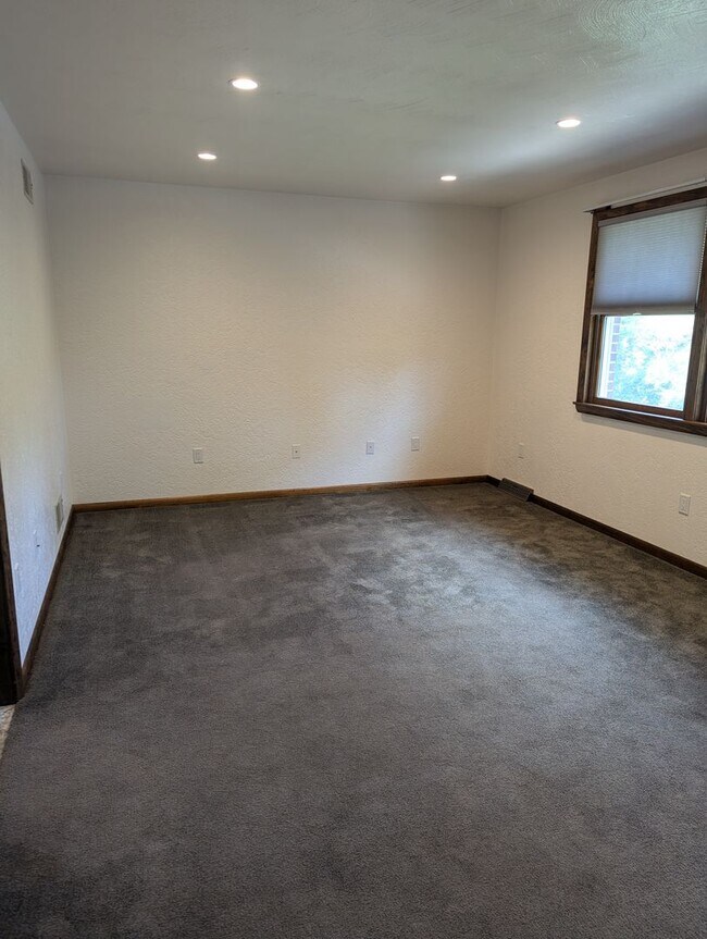 Building Photo - Nicely Renovated 2 Bedroom/2  Bath in Bon ...