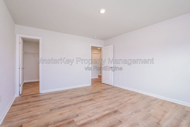 Building Photo - 633 Birchhead Dr