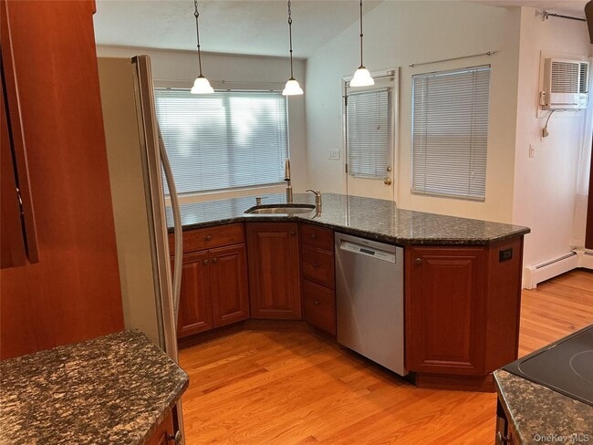 Building Photo - 4 Hitchcock Ln