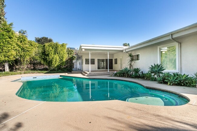 Building Photo - Alto Cedro Estate Lease