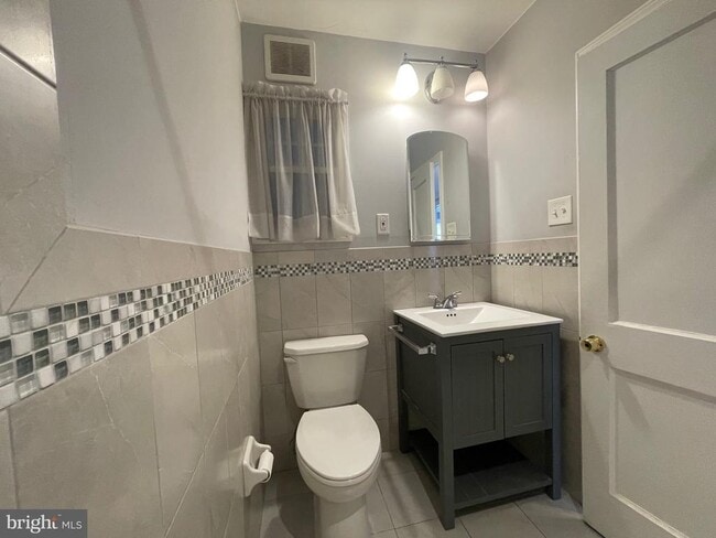 Building Photo - 18 Greenhill Rd