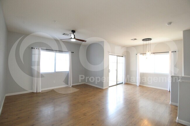 Building Photo - 525 N Miller Rd