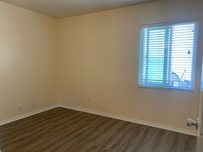 Building Photo - 489 El Monte Rd
