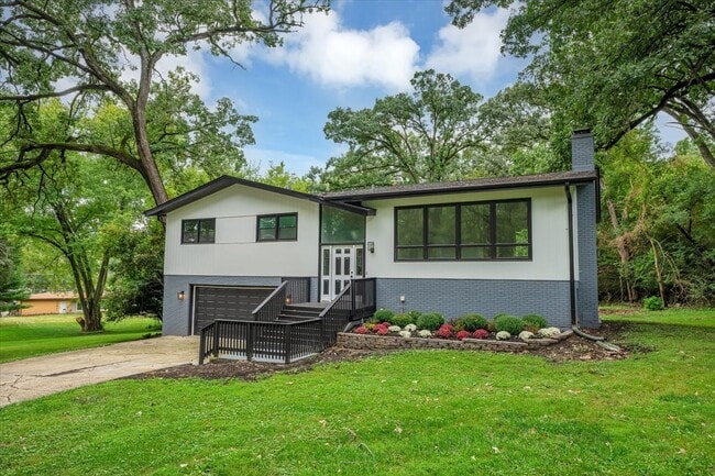 Building Photo - 1001 Oak Ln