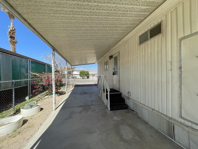 Building Photo - 2 bed 2 bath close to the river.