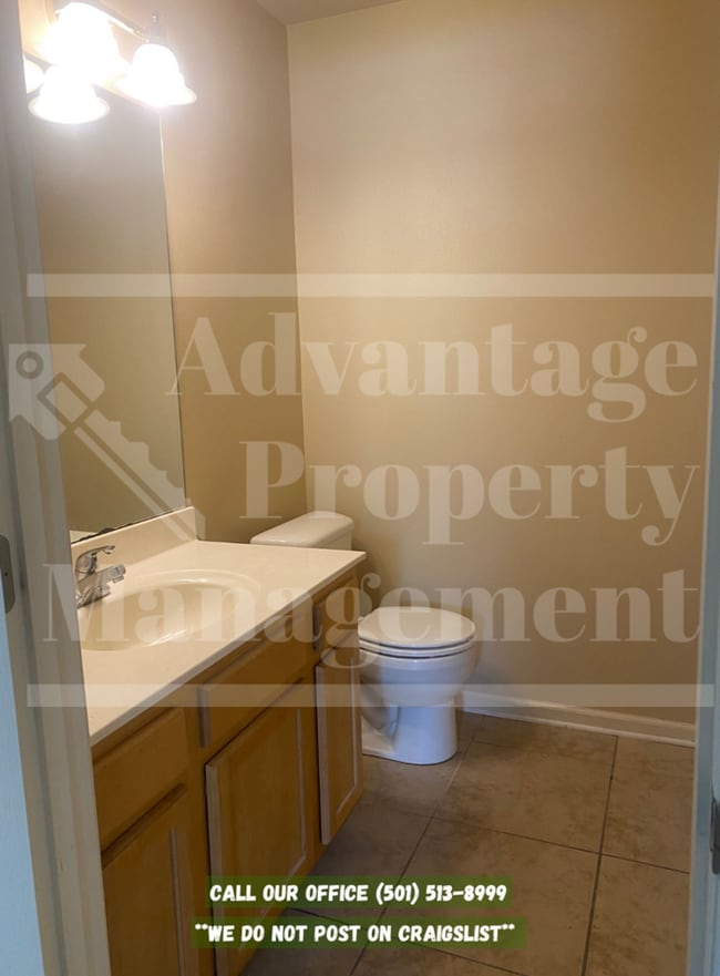 Building Photo - 1136 N Ash St