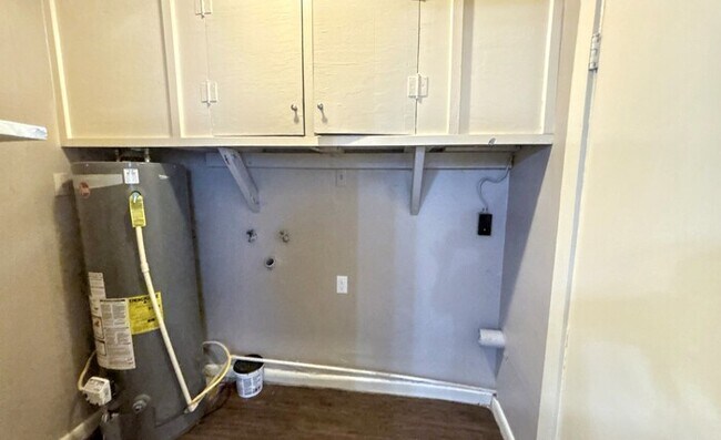 Building Photo - 3-Bedroom Home with Garage and Laundry Hoo...
