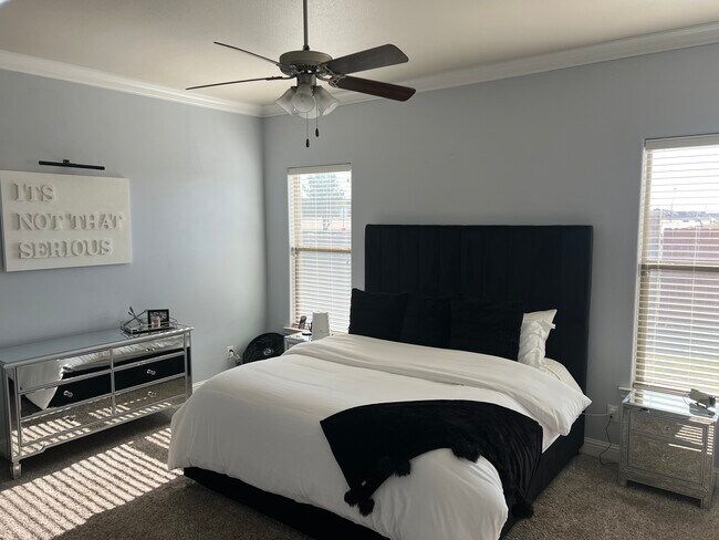 Building Photo - 10301 Valencia Ave