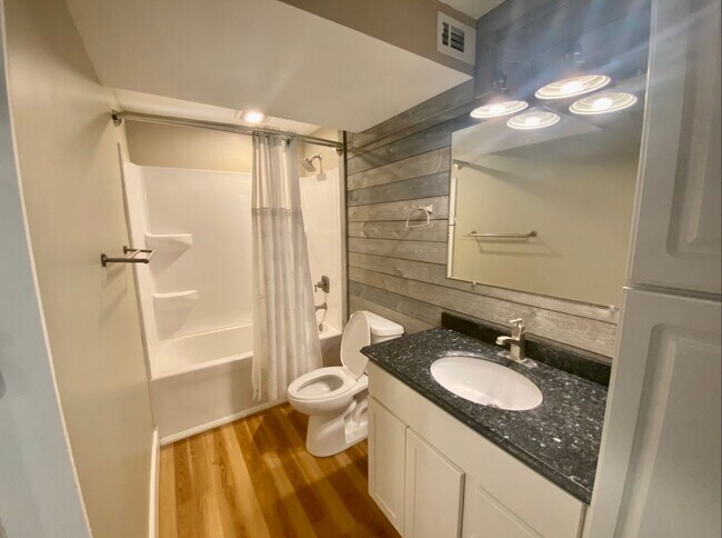 Building Photo - Stunning Bi-Level 3 Bedroom Home in Forest...